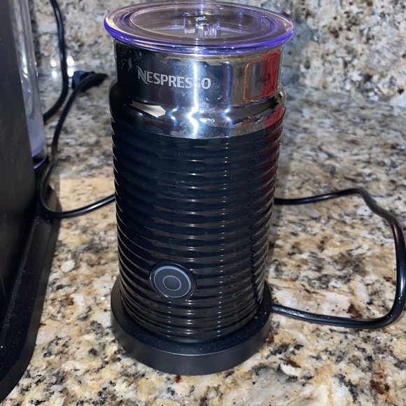 Nespresso Vertuo Next Espresso coffee bundle with frother and pod holder. - Picture 4 of 4
